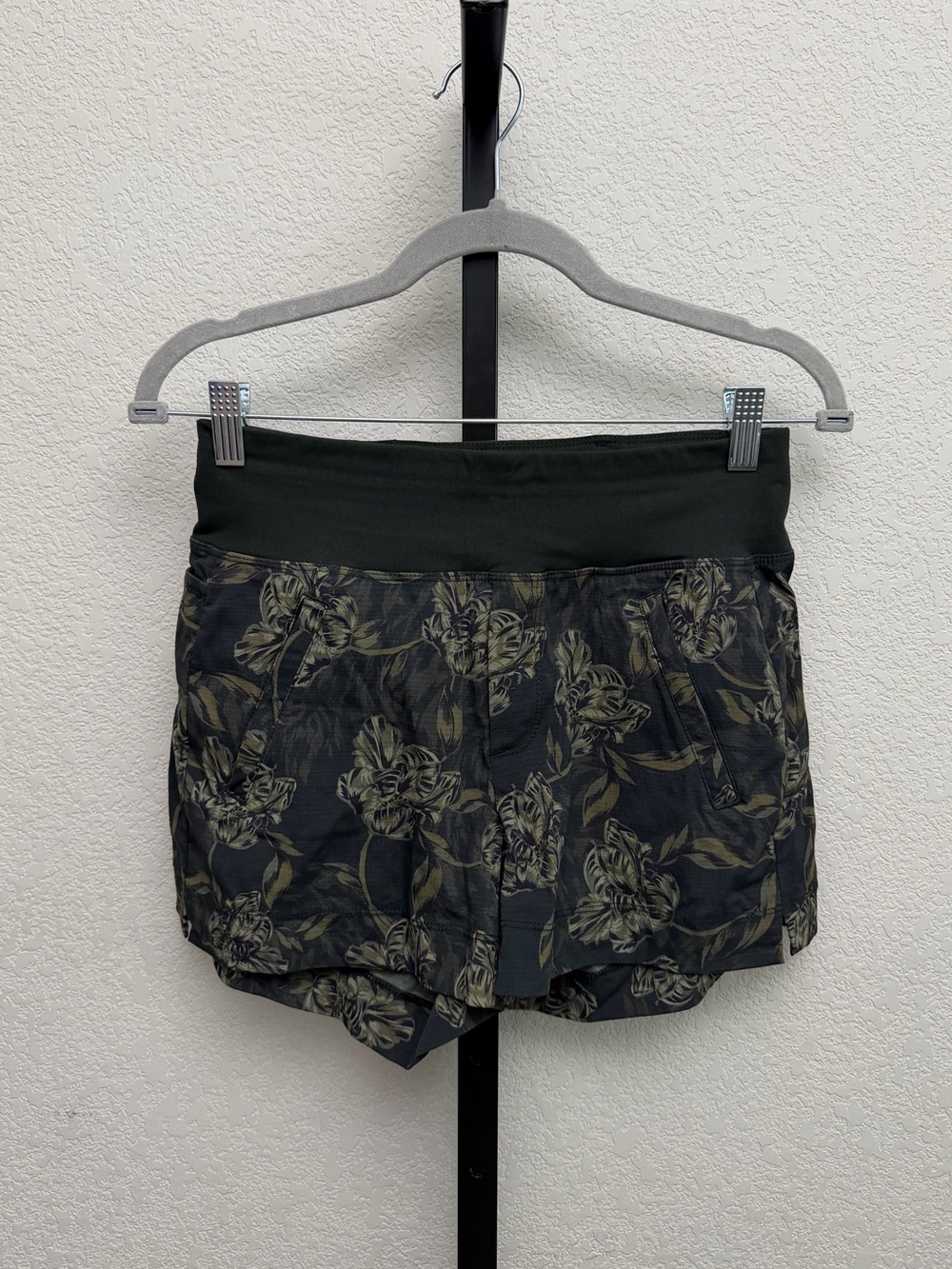 Athleta Women’s Olive Green Trekkie Floral Pull-On Women’s Shorts - Picture 2 of 5